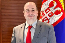 KO PLJUNE UVIS, PADNE MU NA OBRAZ Kozarev osudio pokušaj prekidanja obeležavanja Dana državnosti u Briselu: Ne može šačica izroda da pokvari šajkaču na Manekenu