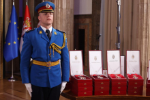 TAČNO U PODNE SVEČANOST U PALATI SRBIJA: Predsednik Vučić uručuje odlikovanja povodom Dana državnosti
