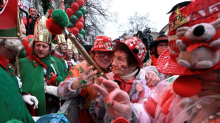 Höhepunkt des Straßenkarnevals: Kölner Rosenmontagszug gestartet