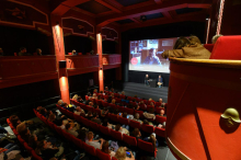 Filmske projekcije z opisnimi podnapisi osebam z izgubo sluha omogočajo celovitejšo filmsko izkušnjo