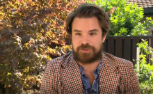 Afera Fotopub: Dušanu Smodeju sodišče še ni uspelo vročiti obtožnice, ki je pogoj za začetek sojenja