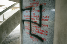 Ostri odzivi na kljukasti križ na spomeniku v Dražgošah