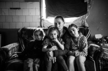 Žive u ruševini bez struje i vode, vrata i prozore krpe kartonom: Teška borba samohrane majke osmoro dece, jedina želja je da joj vrate najmlađu ćerku