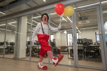 Pro & Kontra: Im Faschingskostüm ins Büro? Voll okay oder voll daneben? 