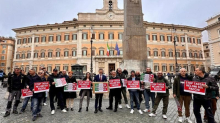 Mini pacchi, flash mob del Pd a Montecitorio: “Stop alla tassa. La destra tradisce la logistica”