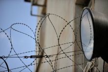 Osumljenec napada na Šutarja v priporu še najmanj do 17. marca