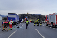 Unfall auf A9: Nicht angegurtet: Lkw-Lenker aus Führerhaus geschleudert