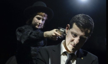 Monolog lika krajnje desnice izazvao kaos u kazalištu: glumca gađali voćem, pokušali ga odvući sa scene