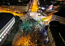 Privrženci vladajoče srbske stranke SNS v Novem Sadu poškodovali tri protestnike