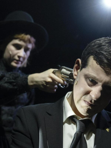 Žalitve in obmetavanje igralca v vlogi skrajno desnega lika: 