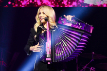 Melissa Naschenweng bringt ihre eigene Trachten-Kollektion heraus