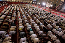 Muslimani po sončnem zahodu vstopajo v mesec ramazan, namenjen postu in skupnim molitvam