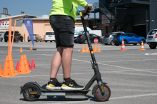 Sprejeta zakona o zdravljenju redkih bolezni in dvigu starostne meje za lahka motorna vozila