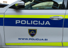 Identificirali in ovadili dva vandala, ki sta poškodovala policijski vozili