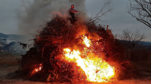 Brauchtum: Hutzelfeuer vertreiben Winter in Osthessen
