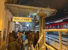 Sneženje ovira promet na severovzhodu. Železniška povezava med Mariborom in Ljubljano prekinjena.