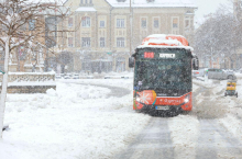 Sneg ovira promet po državi, železniške zveze so spet vzpostavljene
