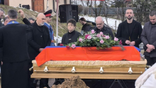 KRST NA ČELU POVORKE NOSIO UNUK: Sahranjena Ljiljana Zelen Karadžić (FOTO/VIDEO)