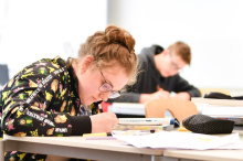 Založniki opozarjajo, da je treba pri izbiri učnih gradiv ohraniti avtonomijo učiteljev