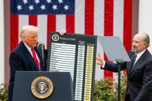 Vrhovno sodišče z razveljavitvijo večjega dela carin zadalo velik udarec Trumpu