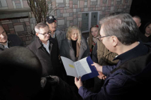 PREDSEDNIK VUČIĆ POSETIO PORODICU KUMBRIJANOVIĆ: Odmah ćemo da uradimo pet kilometara puteva, kako bismo olakšali život meštanima ovog kraja (FOTO)