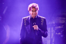 Sänger Barry Manilow muss nach Krebs-OP Tour verschieben