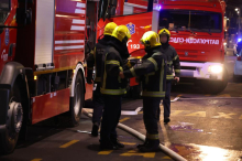 GORI KUĆA NA ČUKARICI: 16 vatrogasaca u borbi sa vatrenom stihijom