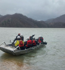 ZBOG BEZBEDNOSTI ZAVRŠENA POTRAGA ZA NESTALIM RIBOLOVCIMA KOD LESKOVCA: Za sutra planirana nova organizovana akcija na jezeru, upućen apel