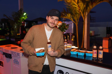 Zwischen Klatsch und Ketchup: Brooklyn Beckham präsentiert eigene Hot Sauce beim „Burger Bash“ in Miami