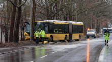 Rettungseinsatz: Bus rammt mehrere Autos: Zwölf Verletzte bei schwerem Unfall in Berlin