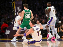 Boston pokvaril slovesnost v Los Angelesu, Brown in Pritchard zasenčila Dončića #video