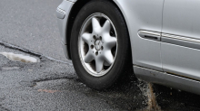 Risiko für Autofahrer: Nach dem Frost klaffen Schlaglöcher auf maroden Straßen