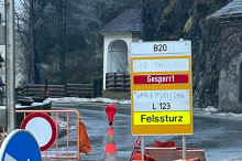 Straße gesperrt: Erneut Felssturz auf B 20 – auf Pogusch hängen Lkw