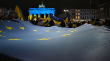 Jahrestag des Angriffs: Tausende in Berlin zeigen Solidarität mit der Ukraine