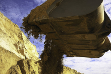 Bagger stürzte in Villach 25 Meter ab und überschlug sich