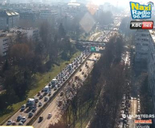 LANČANI SUDAR KOD BEOGRADSKOG AERODROMA: Duge kolone na auto-putu u smeru ka gradu, strahuje se da ima povređenih