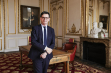 Predsednik Macron na čelo Louvra v krizi imenoval novega direktorja