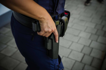 „Schwarzer Humor“: Polizist zog Dienstwaffe und bedrohte seinen Kollegen