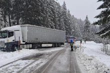 „Wird in Rechnung gestellt“: Lkw blieben bei Schneefall am Alpl und am Lahnsattel hängen