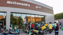 Caporalato e sfruttamento dei rider, da McDonald’s a Esselunga: l’indagine si allarga al “sistema”
