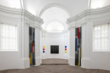 Liturgija forme: kako razgibana je črnina, ko je sama, in ko vanjo vstopajo akcenti primarnih barv