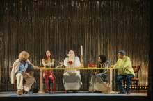 Burkaški misterij: Satira, ki preverja razkorak med Jezusovim naukom in tem, kako živimo danes