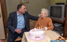 ZLATINKA IZ ZRENJANINA PROSLAVILA STOTKU! Iz prve ugasila svećice pa mladima poručila ovako: Sekiracija i nervoza ubijaju (FOTO)