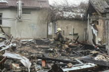 V ruskih napadih na Ukrajino ranjenih več ljudi. Moskva trdi, da pri pogajanjih ne sledi rokom.