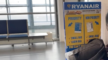 Ryanair la spunta: gratis a bordo solo un piccolo bagaglio. Ma i giudici chiedono più trasparenza