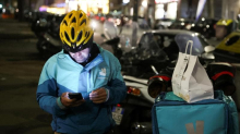 “Loggati e segui l’app”: dall’inchiesta su Deliveroo spunta il decalogo del rider sfruttato