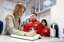 ZA PODRŠKU NARODNIM KUHINJAMA IZDVOJENO BLIZU POLA MILIJARDE DINARA: Ministarka Milica Đurđević Stamenkovski potpisala sporazum sa direktorom Crvenog krsta 