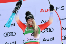 Corinne Suter dobila prvo poolimpijsko tekmo v sezoni, Ilka Štuhec 15.