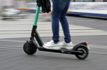 Lahka motorna vozila, tudi E-skiroje, lahko po novem vozijo le starejši od 15 let