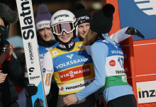 Nika Prevc v Hinzenbachu na srednji skakalnici proti olimpijski prvakinji